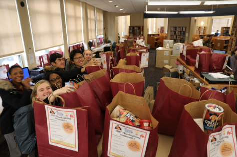 Advisories participate in annual Thanksgiving Common Pantry donation