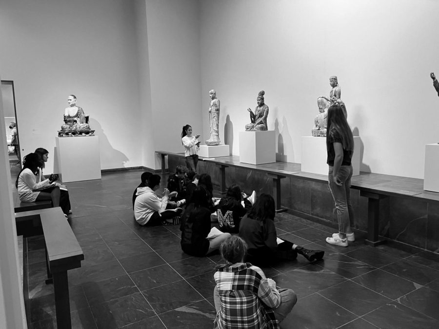 Eighth graders visit the MET for art history education